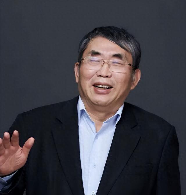 聂卫平告别仪式：大儿子手捧遗像	，3个子女都到齐，众人含泪悼念