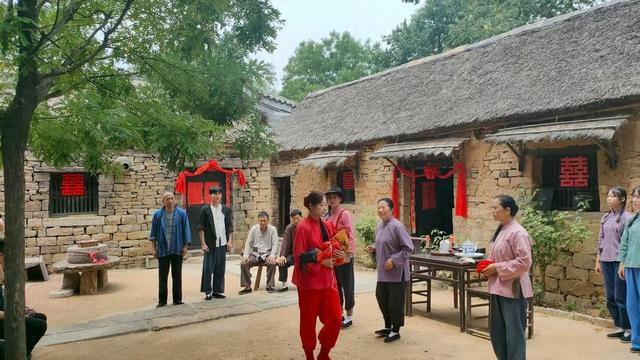 热播剧《生万物》中宁绣绣从红嫂家乡走出，更多游客跟着影视游沂南