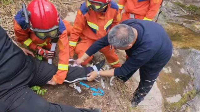 青岛一壮汉带9岁女儿走野路登山摔伤被困，消防员搜救近4小时