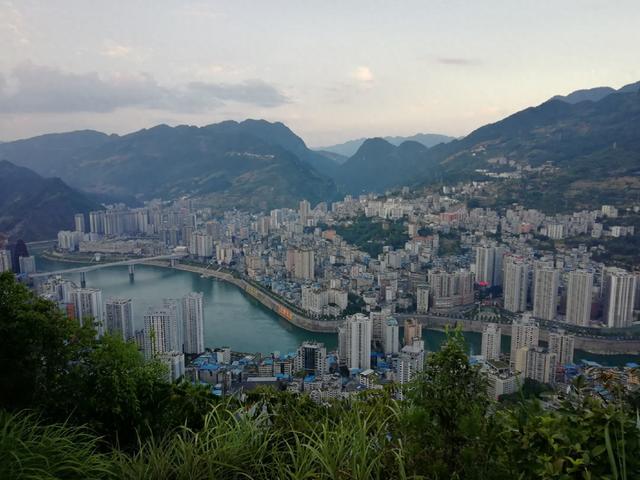 在重庆小面王国 他们另立山头吃米粉 | 十月行记