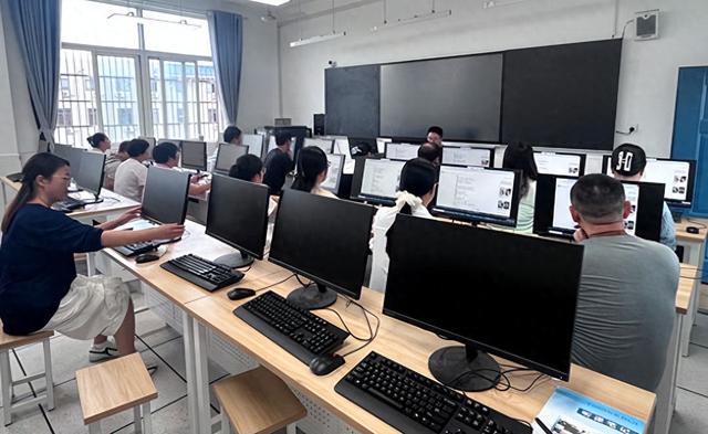 十里中心学校举行人工智能教育专题培训