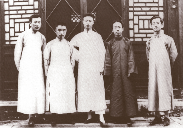 作家朱自清介绍（朱自清大传一个中国作家学者的坚强韧劲和自觉）
