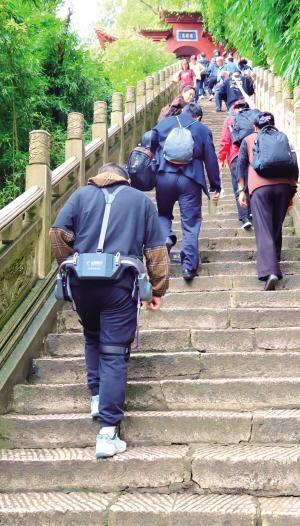 昆明西山区风景区引入助力外骨骼 让游客轻松登龙门
