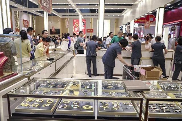 金项链一夜涨 7000 元，国庆买金遭劝退，一口价黄金到底值不值？