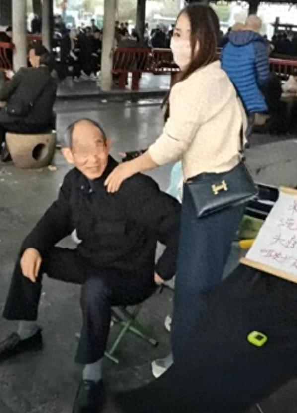 长沙公园惊现“老年服务圈”！低价刚需服务，姑娘边服务边唠嗑