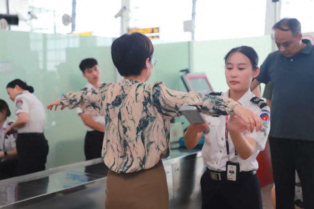 郑州机场暑运安检：小通道 安全桥