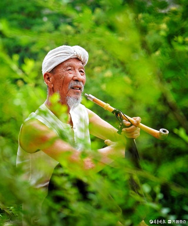 山西碛口古镇，难得休闲的李世喜老人