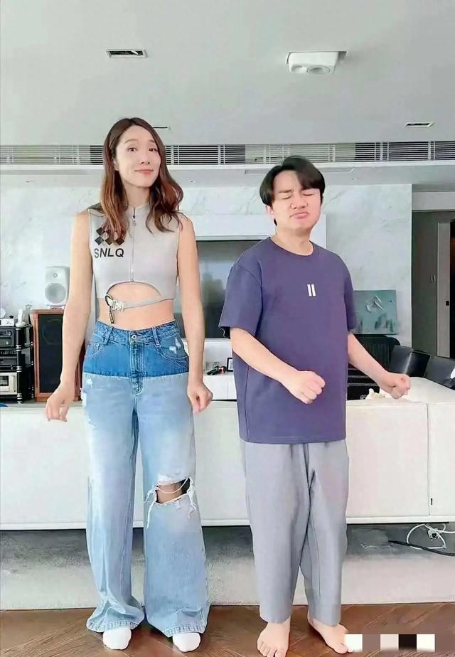 王祖蓝的裤子穿在他老婆身上秒变六分裤，夫妻俩换着穿，太搞笑了