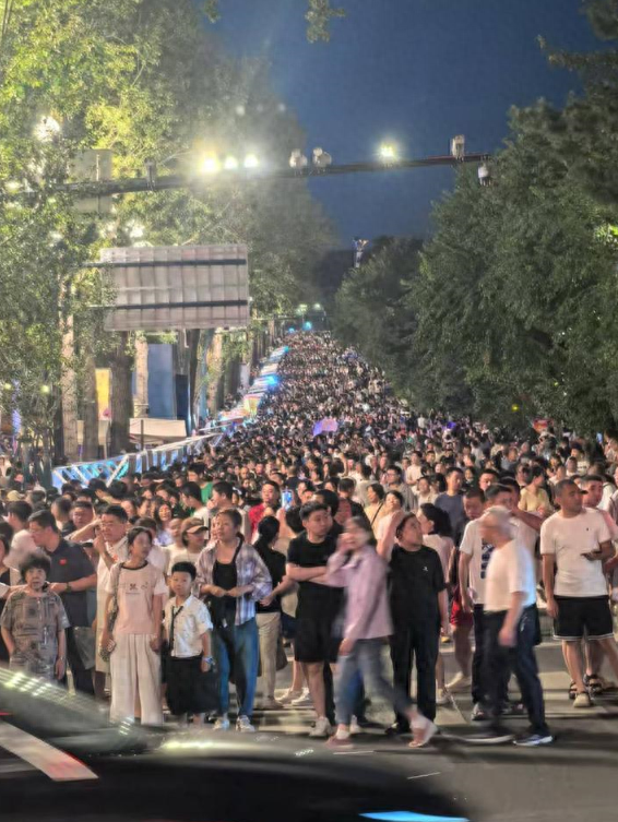 新华社看长春丨以烟火气提升魅力值——“夜长春”活力升腾