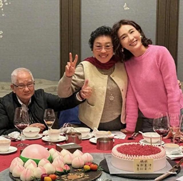 拿视后却退圈救家！黎姿的逆袭，53岁仍优雅，家人是她的光