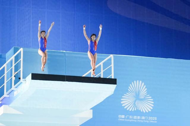 全红婵复出首战摘金，现场下起“娃娃雨”，陈艺文	、林珊点赞！