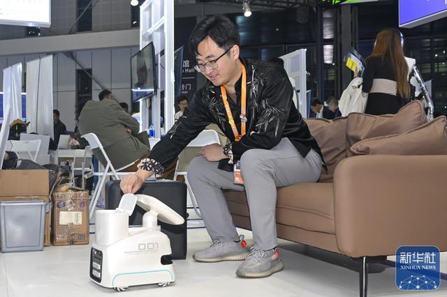 第八届进博会 | 在创新孵化专区感受科创脉动