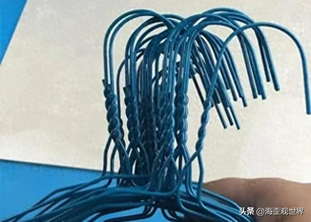 凹凸不平的行李箱怎么贴纸（铁丝衣架上的塑胶皮是怎么做到包裹得均匀又完整的赌你不知道）