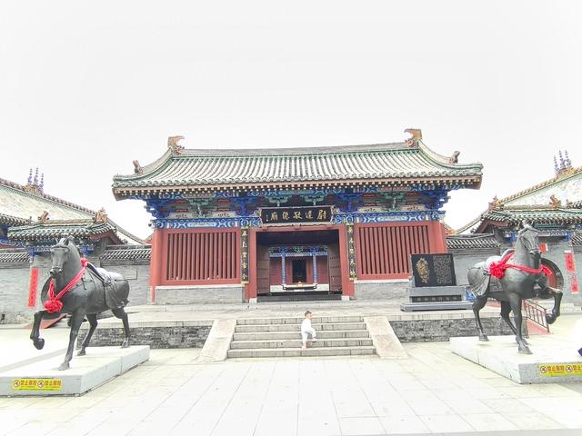 朔州古城旅游资源丰富，首屈一指的是崇福寺，被称为金代艺术宝库