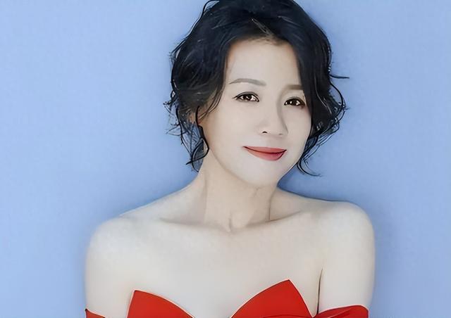 与四婚名导同居三年流产两次不结婚，转身下嫁穷小子，如今咋样？