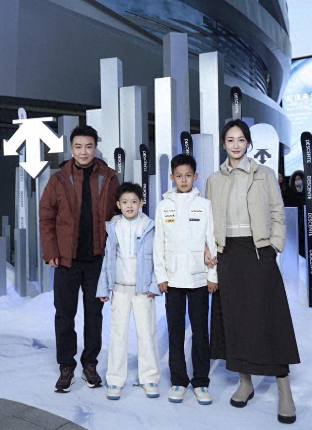 王皓不上班好年轻！两儿子神复制爸妈颜值