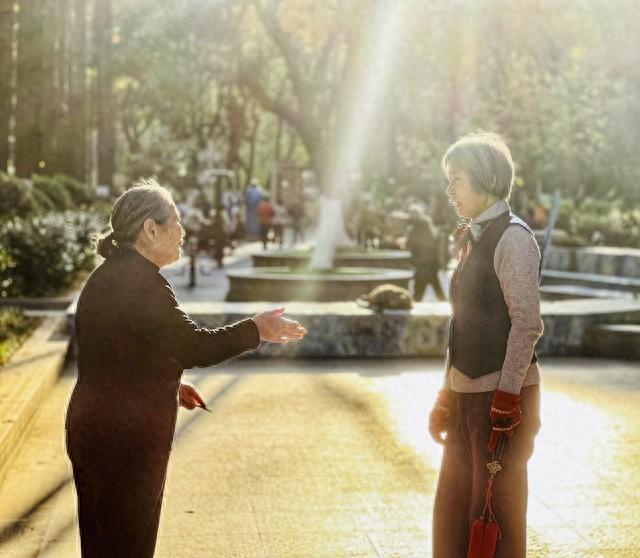 别每天走一万步了！调查发现：每天走够这个步数，既健康又不伤膝