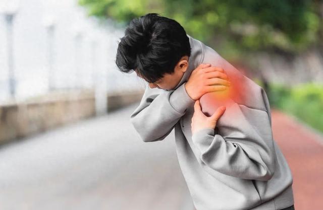 5种疼痛可能是骨质疏松的信号，很多人不知道，错过最佳治疗时间