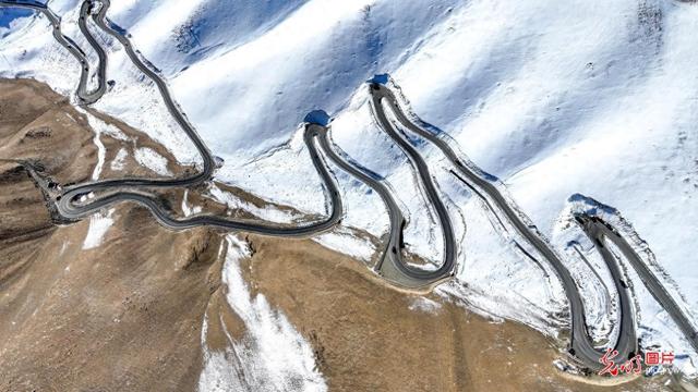 盘龙古道如巨龙盘卧山间