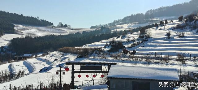 松岭雪村：咯吱声里寻冬趣，雪径尽头是乡愁