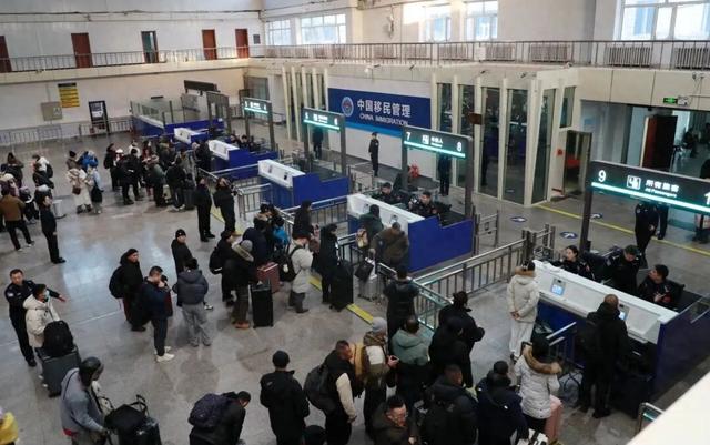 从“等签证”到“秒通关”！黑河首批享受俄免签旅客：省时又省力，贸易旅游都方便