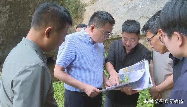石勇在羊角乡调研