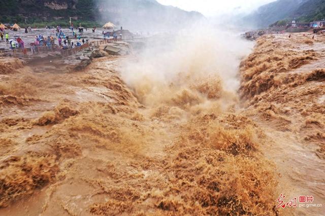 黄河壶口瀑布水量大增“金涛拍岸”