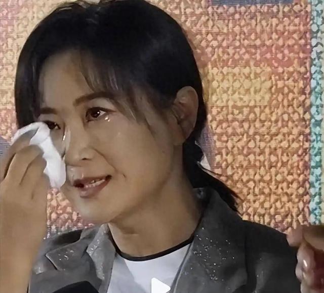 瘦到脱相？43岁的贾玲罕见露面，脸跨不平、又瘦又"颓"，令人唏嘘