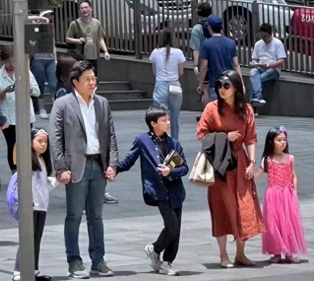 何超琼现身经济论坛，皮松肉垮不敢认，郭晶晶富态霍启刚好娇羞