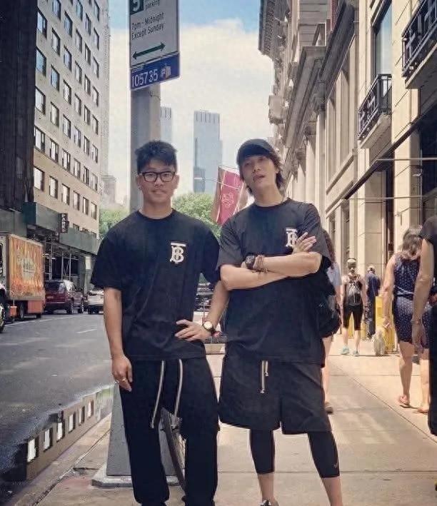 陈坤的儿子已成年，容貌开始显现母亲的基因，你们能认出像谁吗？