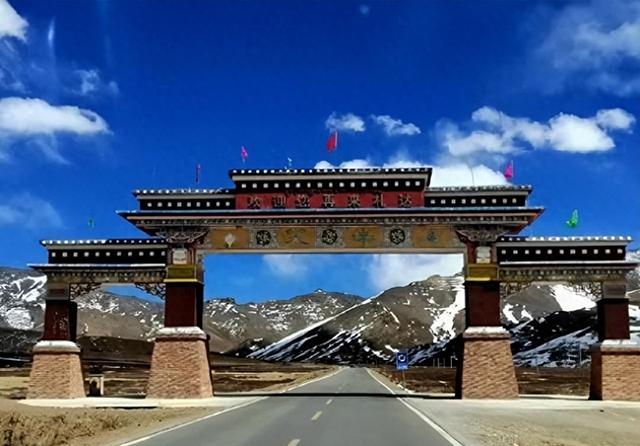 终于让印度怕了！中国斥资千亿，在5400米海拔建成一座现代化小城