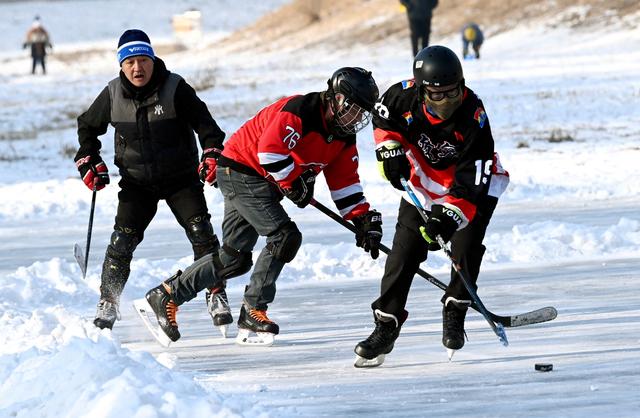 一张券、一趟车、一座城：Z世代被什么“拽”到雪场