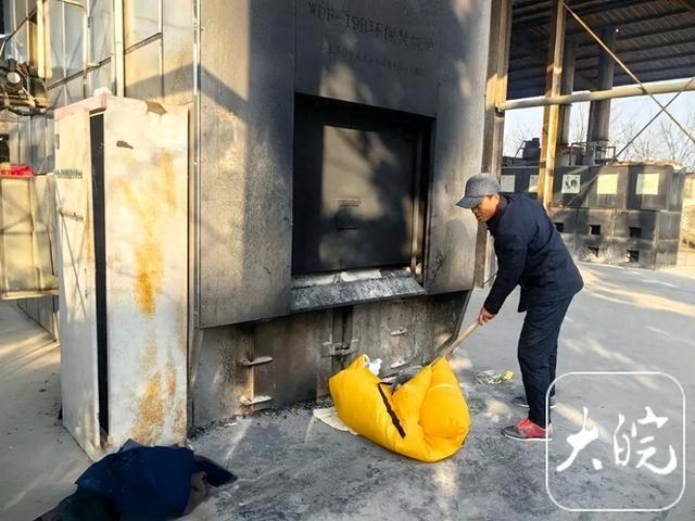 安徽一殡仪馆处理逝者遗物时	，竟在被子里发现41万存款单，老人一辈子省吃俭用，从未跟家人提起过这笔积蓄