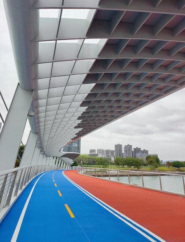 厦门环东之眼景观慢行桥，东西两段横跨西溪入海口，全长约769米