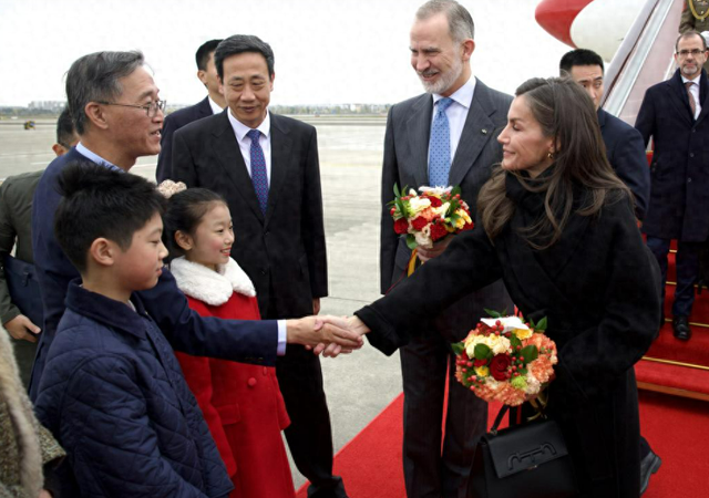 多国专机抵京，加拿大彻底慌了，疯狂对华示好，希望中方不计前嫌