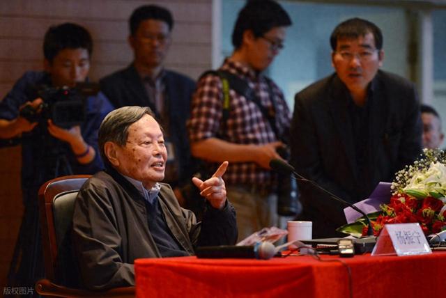 杨振宁回国后的实际月收入更注重社会效益而非个人财富积累