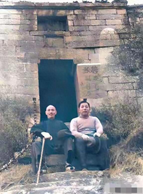 张学良和蒋中正在华山的珍贵合影	，注意看两人表情，已貌合神离