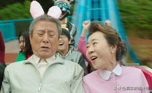一天43次过山车，沉迷欢乐谷的老人们