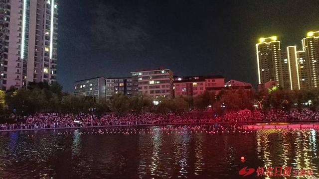 办会惠民 • 微观察⑤|暖心！鹤城区为万名观众加演鹤鸣洲水幕电影