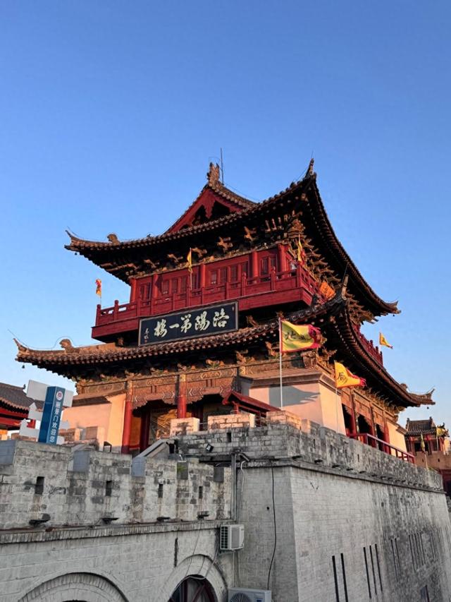 一个刚从洛阳回来的人警告：别轻易去，这座城会搞乱你的时间感