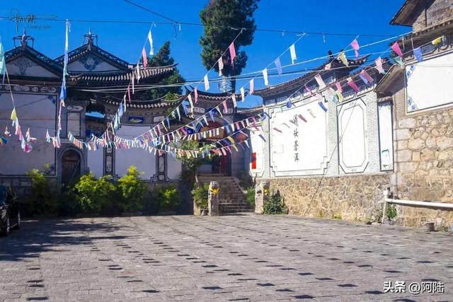 在洱海边的红山本主庙流口水，只因邂逅了好几户白族人家的聚餐