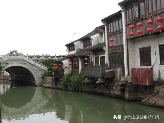 泰山脚下奈河之滨一处游园，小桥流水，是泰安人自己的“山塘街”