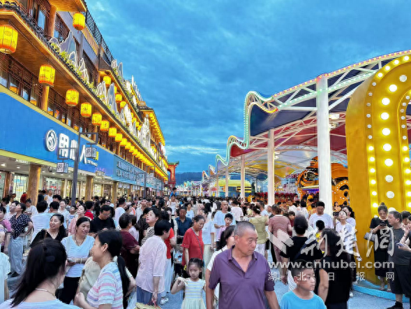 十堰竹溪县武陵不夜城光影街璀璨开街