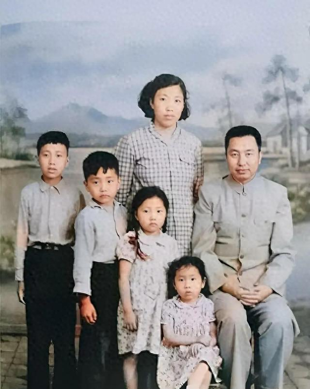 华国锋夫人韩芝俊有多美？1961年在长沙的全家福，30岁她端庄贤惠