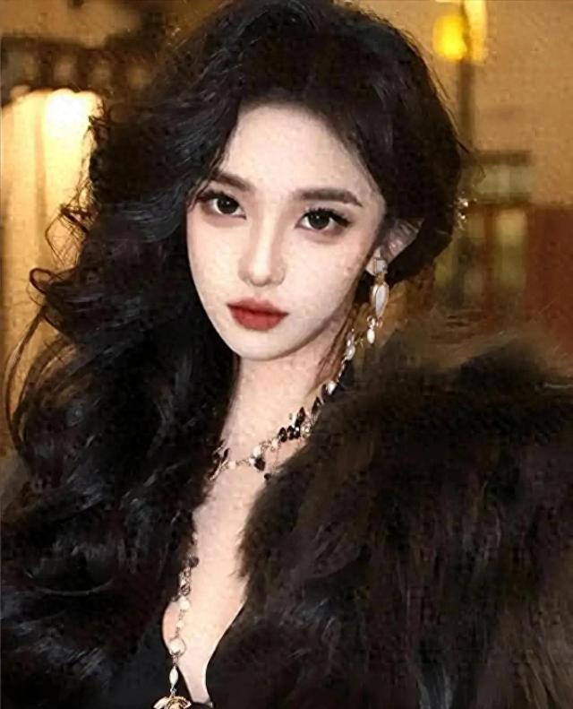 山东青岛一校花，仙姿玉色	，堪称上帝吻过的容颜，让人移不开眼