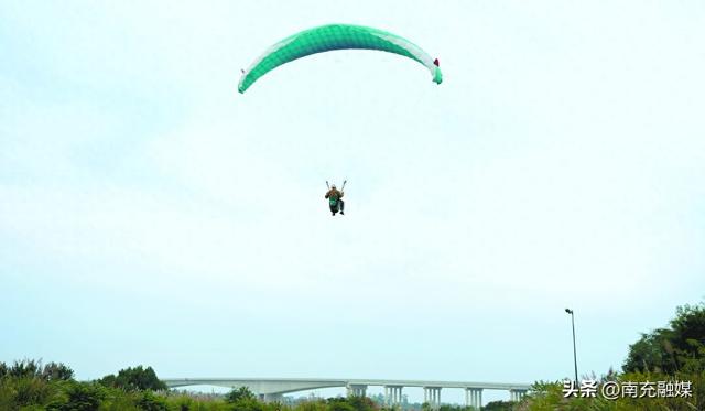 逐风滑翔 南充低空经济起飞