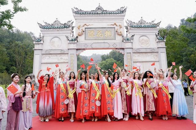 东方意境，国际面孔：世界旅游小姐的桃花源帧帧如画