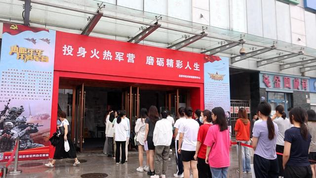 北京市下半年女兵征集体检工作启动，入围者超一半来自“双一流”