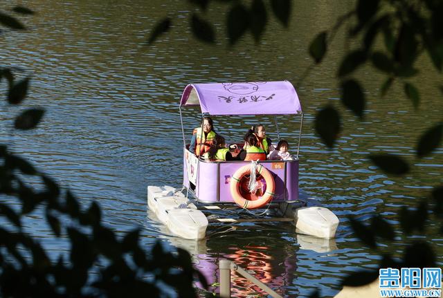 黔灵山公园冬日迎游客热潮