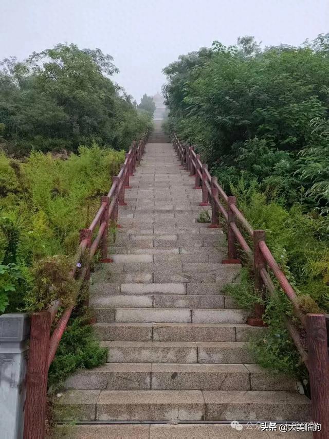 雨后的早上登临朐县城的粟山，眺望县城